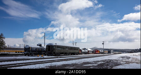 Williams Arizona USA. 23. Mai 2019. Retro historische Züge im Bahnhof. Verschneiter Tag, Titel und Wagen mit Schnee bedeckt Stockfoto