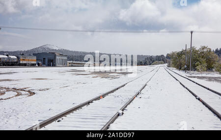 Williams Arizona USA. 23. Mai 2019. Grand Canyon Railway, Zug am Bahnhof mit Schnee bedeckt. Stockfoto