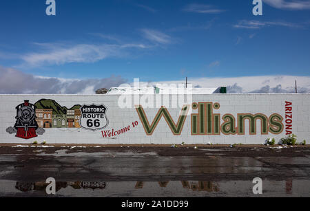 Williams Arizona USA. 23. Mai 2019. Transferservice zu Williams Arizona, der historischen Route 66. Zeichen auf einer weißen Wand gemalt. Reflexionen über Regenwasser, Sn Stockfoto