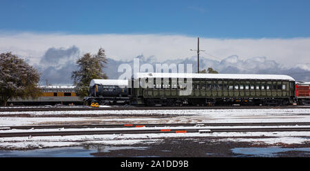 Williams Arizona USA. 23. Mai 2019. Retro historische Züge im Bahnhof. Verschneiter Tag, Titel und Wagen mit Schnee bedeckt Stockfoto