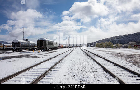 Williams Arizona USA. 23. Mai 2019. Retro historische Züge im Bahnhof. Verschneiter Tag, Titel und Wagen mit Schnee bedeckt Stockfoto