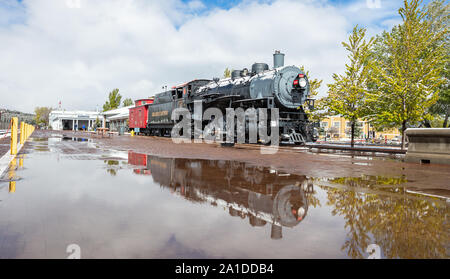 Williams Arizona USA. 23. Mai 2019. Grand Canyon Railway, Retro historische Lokomotive am Bahnhof. Reflexionen über Regenwasser Stockfoto