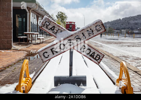 Williams Arizona USA. 23. Mai 2019. Williams Bahnhof. Rail Road Kreuzung unterzeichnen und Schienen mit Schnee bedeckt Stockfoto