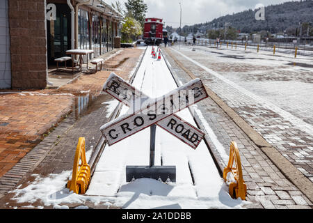 Williams Arizona USA. 23. Mai 2019. Williams Bahnhof. Rail Road Kreuzung unterzeichnen und Schienen mit Schnee bedeckt Stockfoto