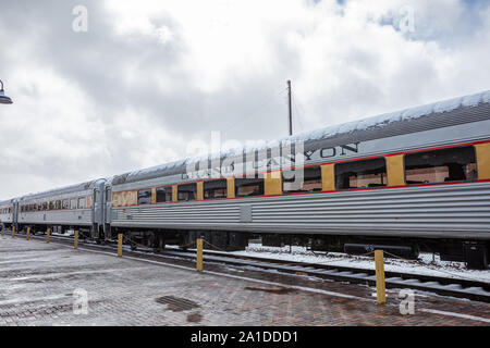 Williams Arizona USA. 23. Mai 2019. Grand Canyon Railway, Zug am Bahnhof mit Schnee bedeckt. Stockfoto