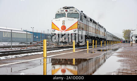 Williams Arizona USA. 23. Mai 2019. Grand Canyon Railway, am Bahnhof. Reflexionen über Regenwasser. Low Angle View Stockfoto