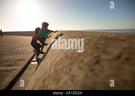 Junge Mutter und Sohn genießen einen Tag zusammen Stockfoto