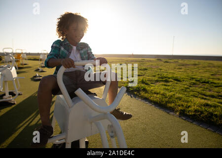 Junge genießen Sie einen Tag auf dem Spielplatz Stockfoto