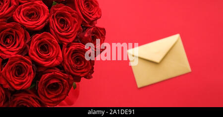 Urlaub Geschenk, Blumen flatlay und glückliche Beziehung Konzept - Brief Liebe und Blumen Lieferservice am Valentinstag, Luxus Strauß roter Rosen Stockfoto