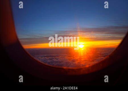 Blick auf den Sonnenuntergang vom Flugzeugfenster Stockfoto