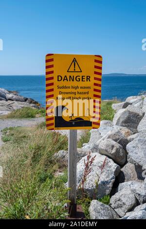 Warnsignal für Gefährliche Brandung, Peggy's Cove, Nova Scotia, Kanada Stockfoto