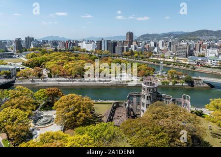 Panoramablick von Hiroshima Orizuru Tower über die Stadt mit den Atombombendom, den Atombombendom und Hiroshima Peace Park, Peace Monument Stockfoto