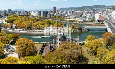 Panoramablick von Hiroshima Orizuru Tower über die Stadt mit den Atombombendom, den Atombombendom und Hiroshima Peace Park, Peace Monument Stockfoto