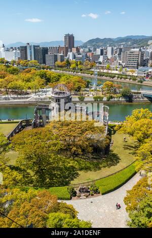 Panoramablick von Hiroshima Orizuru Tower über die Stadt mit den Atombombendom, den Atombombendom und Hiroshima Peace Park, Peace Monument Stockfoto