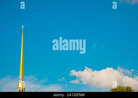 St. Petersburg, Russland - Juli 7, 2019: Golden top der Heiligen Peter und Paul Kathedrale Stockfoto