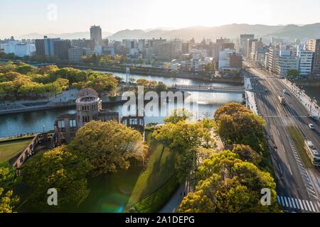 Panoramablick von Hiroshima Orizuru Tower über die Stadt mit den Atombombendom, den Atombombendom und Hiroshima Peace Park, Peace Monument Stockfoto