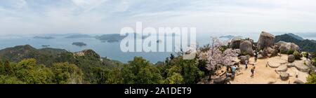 Touristen am Berg Misen, Aussicht über Inseln, Insel Miyajima, die Bucht von Hiroshima, Japan Stockfoto