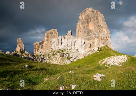 Cinque Torri im Abendlicht, Cinque Torri, Kletterfelsen, Dolomiten, Alpen, Provinz Belluno, Region Venetien, Venetien, Italien Stockfoto