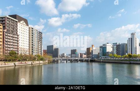 Blick über Fluss Kyobashi zu Wolkenkratzern, Hiroshima, Japan Stockfoto