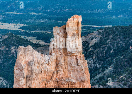 Paria view closeup einzigartigen Felsen Felsformation im Bryce Canyon National Park bei dunkler Sonnenuntergang Blick auf Stockfoto