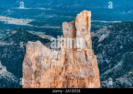 Paria view Nahaufnahme von spitzen Felsen Felsformation im Bryce Canyon National Park bei dunkler Sonnenuntergang Blick auf Stockfoto