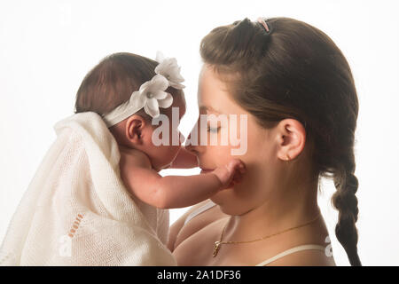 Szene von niedlichen neugeborenen Babys mit ihrer jungen Mutter auf weißem Hintergrund Stockfoto
