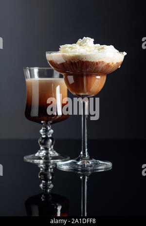 Kaffee Cocktails auf Schwarz reflektierenden Hintergrund. Kopieren Sie Platz für Ihren Text. Stockfoto