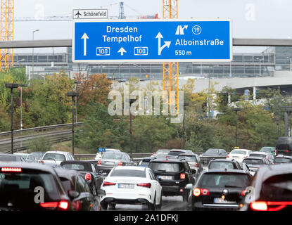 Deutschland. 25 Sep, 2019. Aufgrund starker Verkehr, Autos im Schritttempo auf der Stadtautobahn A100 in der Nähe der Ausfahrt Alboinstraße. Credit: Soeren Stache/dpa-Zentralbild/ZB/dpa/Alamy leben Nachrichten Stockfoto