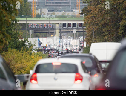 Deutschland. 25 Sep, 2019. Aufgrund starker Verkehr, Autos im Schritttempo auf der Stadtautobahn A100 in der Nähe der Ausfahrt Alboinstraße. Credit: Soeren Stache/dpa-Zentralbild/ZB/dpa/Alamy leben Nachrichten Stockfoto