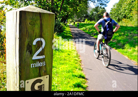 Radfahren an den beiden Mile Marker auf der Preston Guild Rad auf einem Wald Weg im Sommer Stockfoto