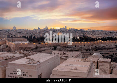 Blick über den Jüdischen Friedhof auf dem Ölberg Zum Felsendom im Tempelberg Den Muslimen als der Haram esh-Sharif in der Alten bekannt Stadt Ost Jerusalem Israel Stockfoto