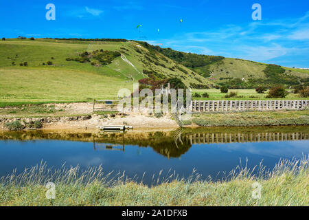 Spaziergang von Hoch und über View Point in der Nähe von Seaford, East Sussex. Cuckmere River, South Downs, selektiven Fokus Stockfoto