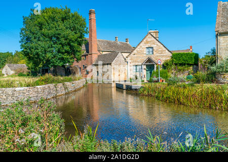 LOWER SLAUGHTER, Großbritannien - 21 September 2019: Klasse II - Gelistet Wassermühle in Cotswolds Dorf Lower Slaughter stammt aus den frühen 1800er Jahren. Es war letzte c Stockfoto