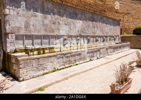 Tuscania, Viterbo, Italien: Fontana delle Sette Cannelle oder Butinale Brunnen Stockfoto