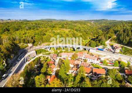 Kroatien, Rastoke, Dorf in der Nähe von Slunj in Kroatien, alten Wassermühlen auf die Wasserfälle des Flusses Korana, schöne Landschaft Landschaft, Antenne drone Schuß Stockfoto