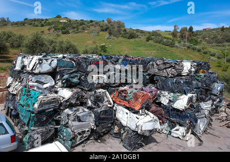 Autos auf Schrottplatz, gepresst und zum Recycling. Auto Recycling Stockfoto