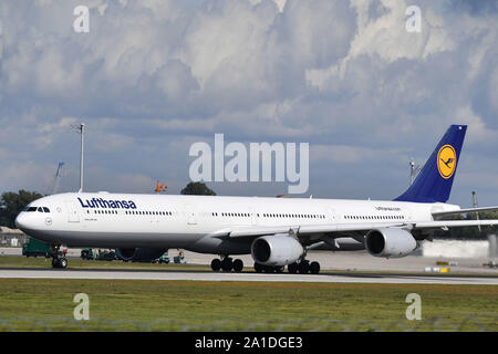 München, Deutschland. 25 Sep, 2019. Lufthansa A340-600 am Start, Start- und Landebahn, hebt ab, Franz Josef Strauss Flughafen in Muenchen Muenchen. | Verwendung der weltweiten Kredit: dpa/Alamy leben Nachrichten Stockfoto