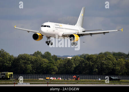 München, Deutschland. 25 Sep, 2019. VUELING Airbus A319 nähern, Landung, Landungen, Franz Josef Strauss Flughafen in Muenchen Muenchen. | Verwendung der weltweiten Kredit: dpa/Alamy leben Nachrichten Stockfoto