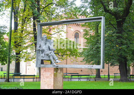 Die Statue von Jan Matejko der Polen größte Maler, zeigt die Künstlerin in einem großen Bild sitzt - Rahmen neben dem Barbican in Krakau entfernt Stockfoto