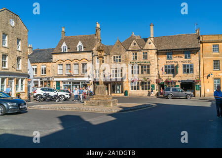 STOW-on-the-Wold, Großbritannien - 21 September 2019: Hauptplatz in einer kleinen Marktstadt Stow-on-the-Wold in Gloucestershire, mit Geschäften und Kaffee Zimmer gebaut o Stockfoto