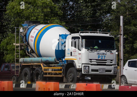 Chiangmai, Thailand - 16. September 2019: Betonmisch-LKW von PWS Beton. Foto an der Straße Nr. 1001 etwa 8 km von der Innenstadt von Chiang Mai, Thailand. Stockfoto