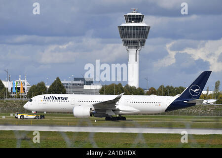 München, Deutschland. 25 Sep, 2019. D-AIXI Lufthansa Airbus A 350-941 der Lufthansa Passagierflugzeug in den Hangar gezogen. Franz Josef Strauss Flughafen München. Muenchen. | Verwendung der weltweiten Kredit: dpa/Alamy leben Nachrichten Stockfoto