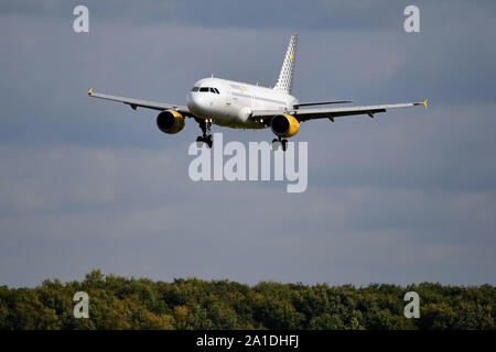 München, Deutschland. 25 Sep, 2019. VUELING Airbus A319 nähern, Landung, Landungen, Franz Josef Strauss Flughafen in Muenchen Muenchen. | Verwendung der weltweiten Kredit: dpa/Alamy leben Nachrichten Stockfoto