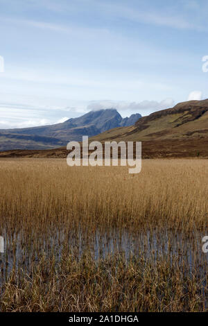 Blick über Loch Cill Chriosd zu Bla Bheinn Berg, Isle of Skye, Schottland, Großbritannien Stockfoto