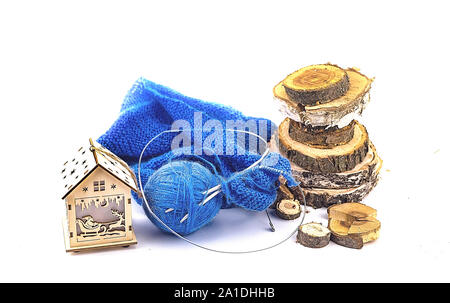 Holz Rundholz, Stricken Garne und ein Haus auf weißem Hintergrund Stockfoto