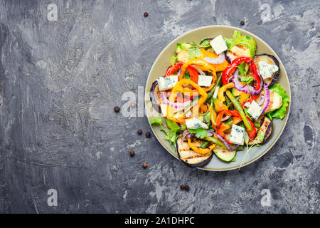 Gegrillter Salat. Gemüse Herbst Salat mit gegrilltem Gemüse und Käse. Stockfoto