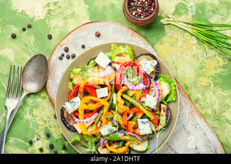 Gegrillter Salat. Gemüse Herbst Salat mit gegrilltem Gemüse und Käse. Stockfoto