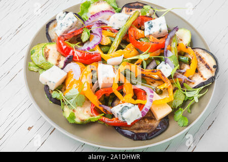 Gegrillter Salat. Gemüse Herbst Salat mit gegrilltem Gemüse und Käse. Stockfoto