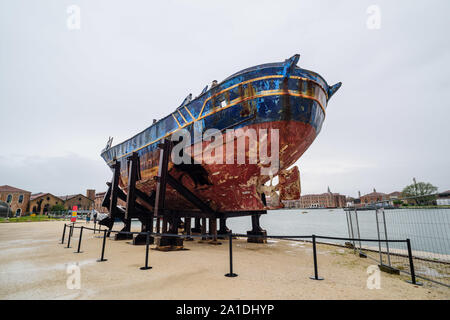 Biennale Venedig, 2019, können Sie Phasen in interessanten Zeiten; Christoph Büchel, 'Barca Nostra 2018-2019', '2250 x 710 x 860", "chiffsrack 18. April 2015 Stockfoto