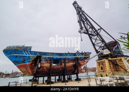 Biennale Venedig, 2019, können Sie Phasen in interessanten Zeiten; Christoph Büchel, 'Barca Nostra 2018-2019', '2250 x 710 x 860", "chiffsrack 18. April 2015 Stockfoto